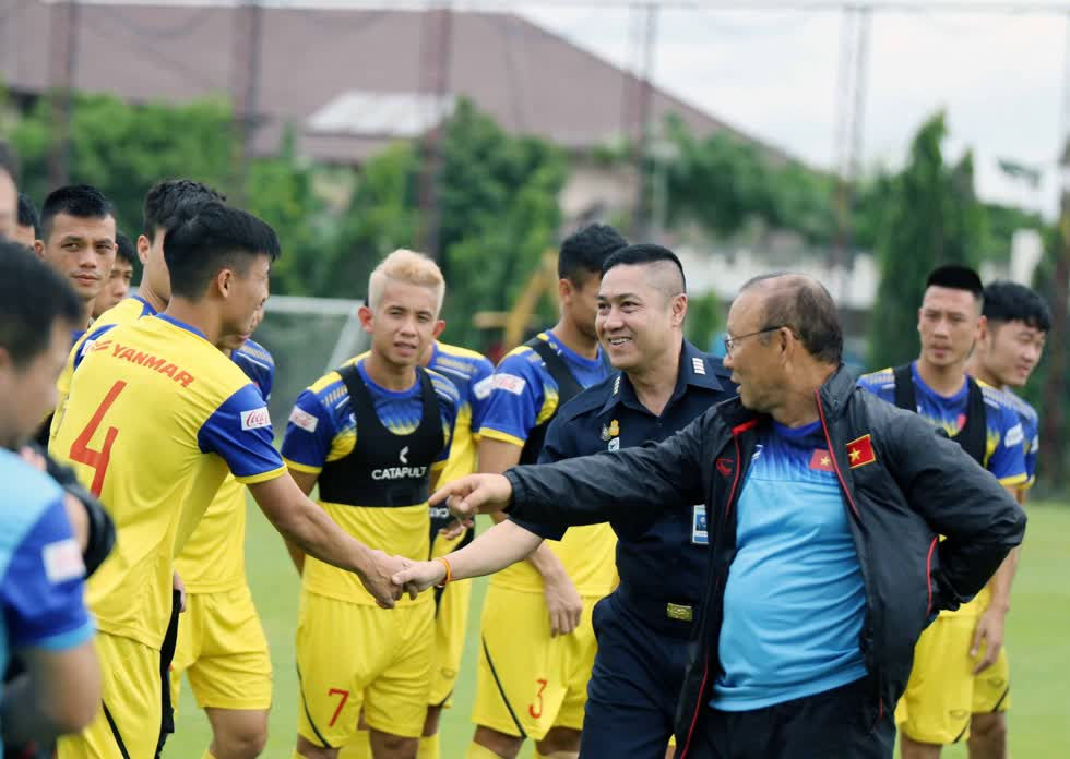   HLV Park Hang-seo giới thiệu người bạn cũ và cũng là huyền thoại của bóng đá Thái Lan Piyapong Pue-on với các học trò.  