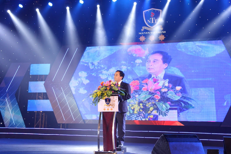 PGS. TS Nguyễn Mạnh Hùng, Hiệu trưởng trường ĐH Nguyễn Tất Thành phát biểu tại Gala “Chào đón tân sinh viên khóa 2019”.