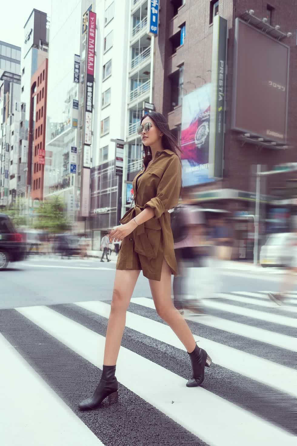 Tiểu Vy hóa nữ đặc cảnh với phong cách thời trang cá tính giữa đường phố Nhật Bản