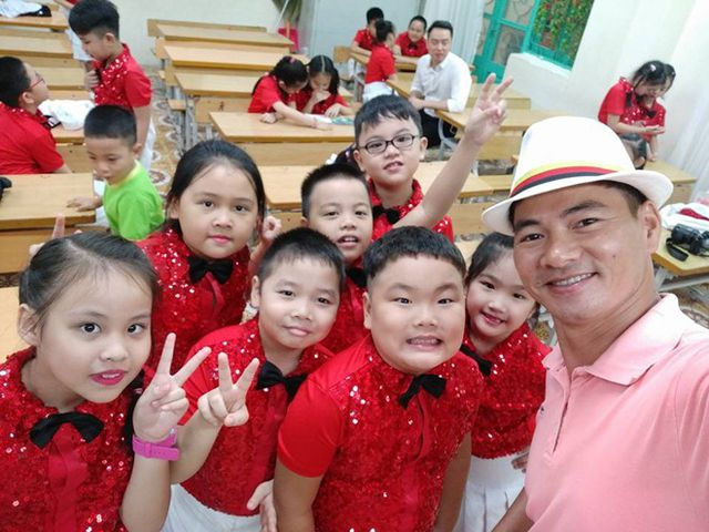 Các nhóc tỳ nhà sao Việt đua nhau xúng xính đến trường dự lễ khai giảng năm học mới