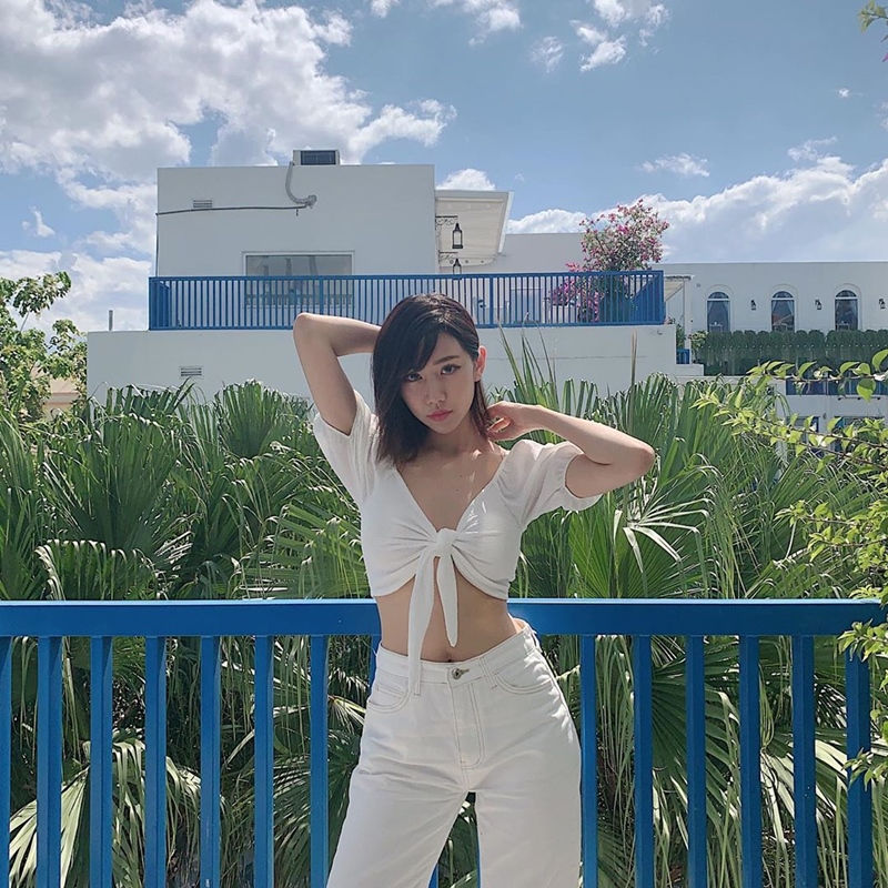 Cũng tương tự Bảo Anh, Min đã mix quần cạp cao với áo croptop buộc vạt sexy, Min chọn phong cách white-on-white khiến cô nàng trong thanh thoát hơn.
