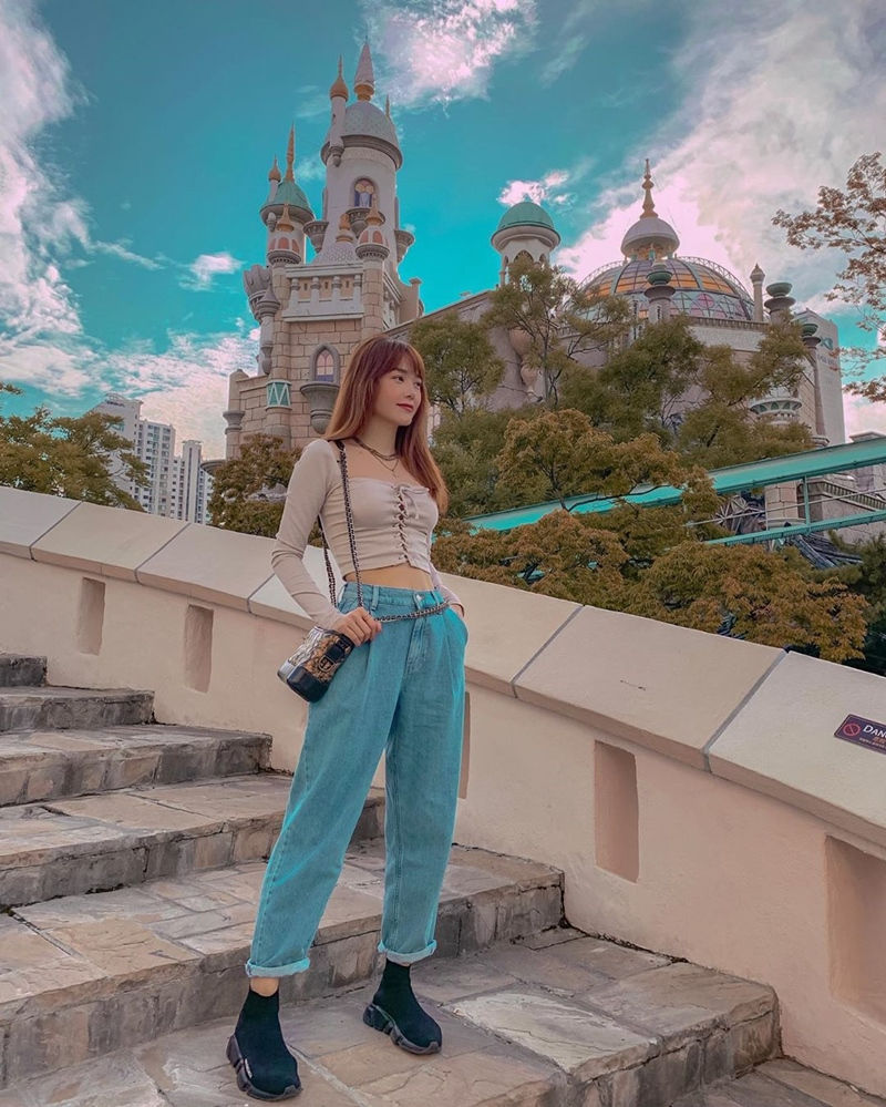 Minh Hằng vô cùng năng động khi phối áo croptop dáng ôm phối cùng quần jeans và sneaker khi dạo quanh Seoul.