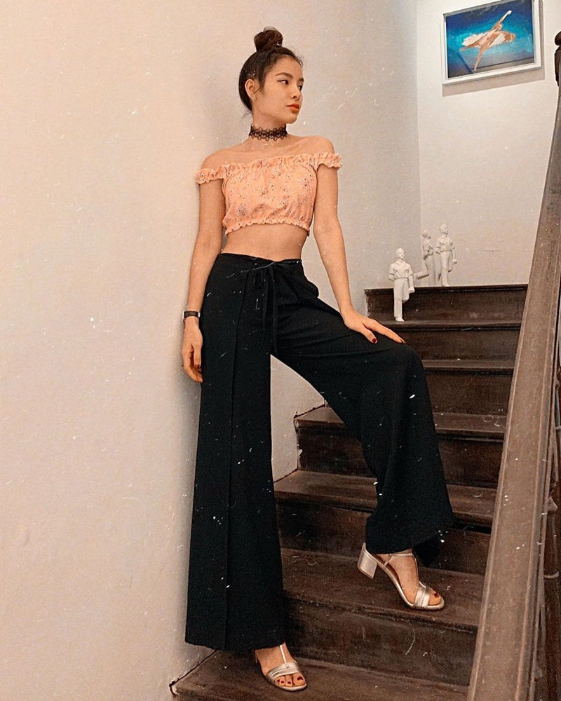 Người đẹp Phương Trinh Jolie nâng tầm vóc dáng khi diện áo croptop trễ vai, quần ống loe và vòng cổ choker cá tính.