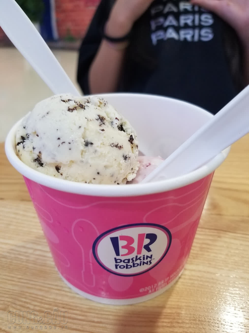 Kem Baskin Robbins sử dụng hộp giấy, ly giấy cho khách hàng mua kem. 