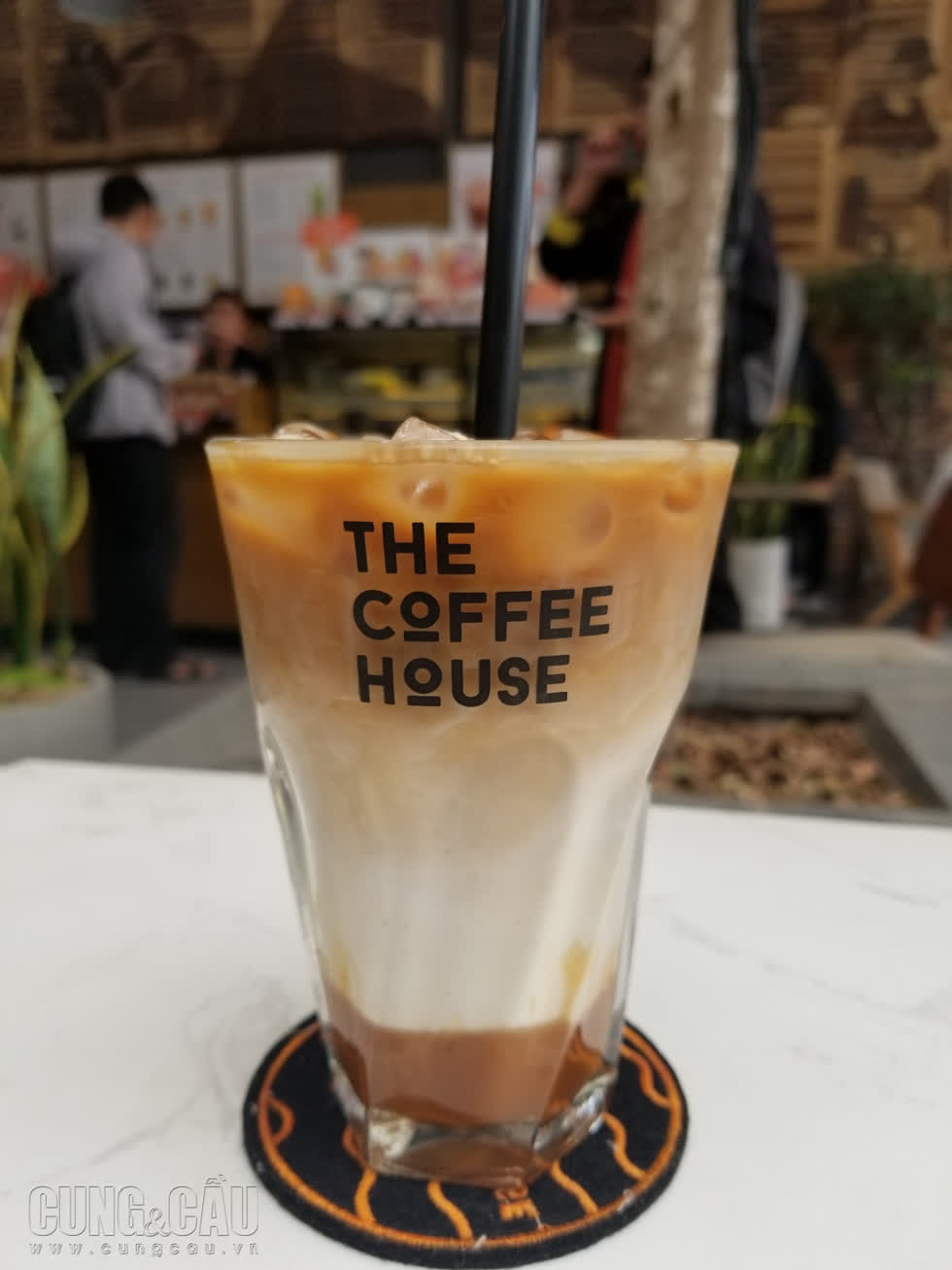 The Coffee House sử dụng song song 2 loại ống hút với chất liệu giấy và nhựa dành cho những khách hàng chưa có thói quen sử dụng ống hút giấy. Trò chuyện với vài vị khách, họ cho biết dùng ống hút giấy tuy biết rằng cũng tốt nhưng loại ống hút này tạo cảm giác bết dính, khó hút, nhất là phụ nữ sẽ khá ngại vì phần đầu của ống bị bám vết son. Nhưng đa số vẫn ủng hộ việc thay đổi tích cực này.