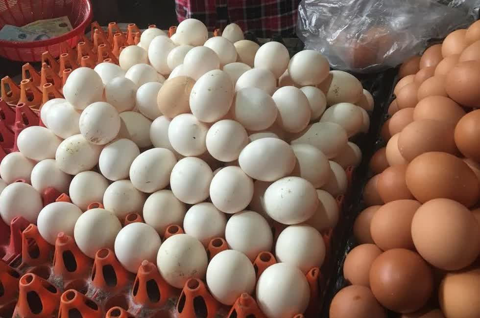Giá trứng gà, trứng vịt tăng mạnh do nguồn cung khan hiếm.