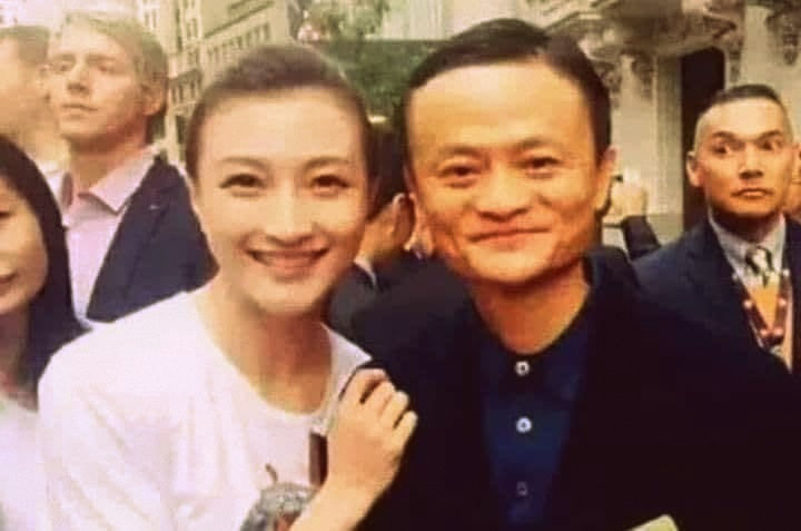 Tong Wenhong và Jack Ma lúc còn trẻ.