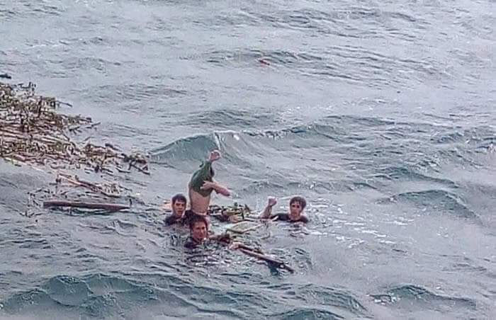 Cảnh 4 ngư dân lênh đênh trên biển.