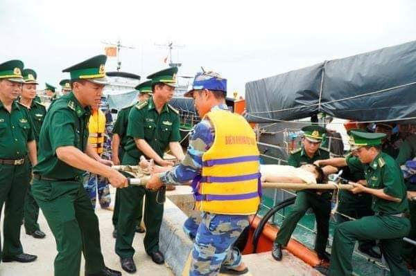 Các chiến sĩ Công an đồn Biên phòng Cồn Cỏ (Bộ đội Biên phòng tỉnh Quảng Trị) đã tìm thấy 4 ngư dân sau 1 ngày 1 đêm lênh đênh trên biển.