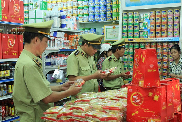 Lực lượng chức năng tại TP Hà Nội tăng cường công tác kiểm tra, kiểm soát, đặc biệt tập trung xử lý các hành vi phạm về an toàn thực phẩm.