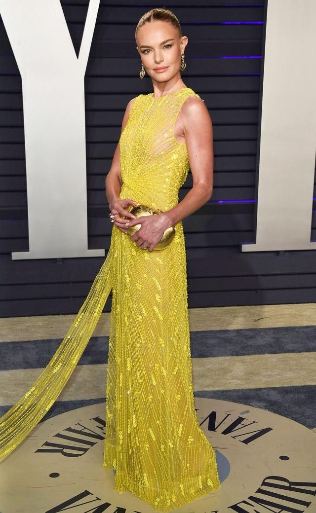 Trong danh sách, mẫu đầm vàng xuyên thấu với hoạ tiết đính kết tinh xảo mà Kate Bosworth trưng diện hồi đầu năm là đắt tiền nhất. Nữ diễn viên người Mỹ phối cùng clutch vàng đồng cùng vày Jimmy Choo và trang sức avid Webb.