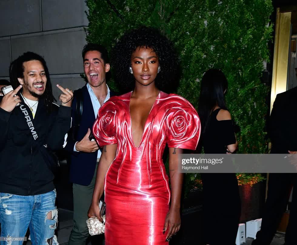 Chỉ vài ngày trước trong sự kiện Best Dressed Party 2019 của tạp chí nổi tiếng Vanity Fair, giới mộ điệu cũng thoả lòng khi thấy sự xuất hiện của đầm Công Trí trên cơ thể gợi cảm của nữ ca sĩ người Mỹ Justine Skye.