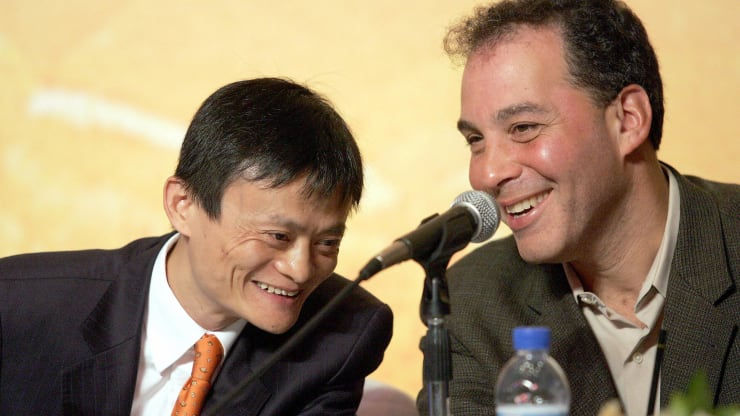 Jack Ma và CEO của Yahoo Daniel Rosensweig trong một cuộc họp báo hợp tác vào năm 2005.