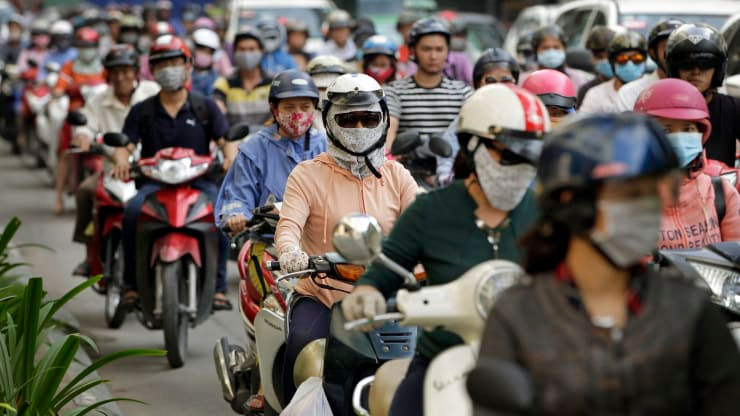 Dòng xe đang di chuyển trên một con đường ở TP.HCM, thành phố năng động bậc nhất châu Á - Ảnh: Getty Images