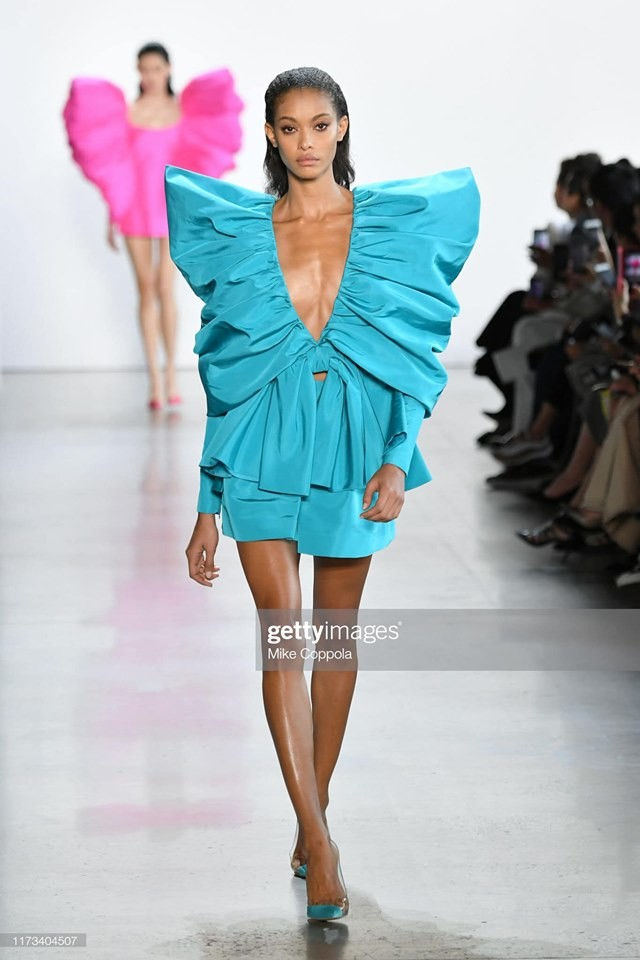 Ngắm bộ sưu tập CONG TRI Xuân Hè 2020 trên sàn runway New York Fashion Week 2019