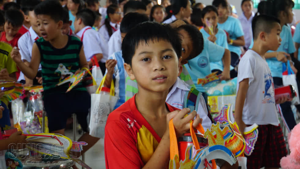 Những ngày này không khí Trung thu trở nên rộn ràng và đầy màu sắc hơn một phần nhờ có vòng tay yêu thương của các mạnh thường quân, các thiên thần nhỏ cảm thấy hạnh phúc và ấm lòng hơn.