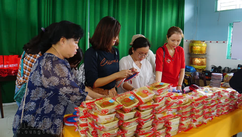 Hơn 200 phần quà gồm gạo, sữa, bánh kẹo, bánh Trung thu, lồng đèn… đã được trao tặng.