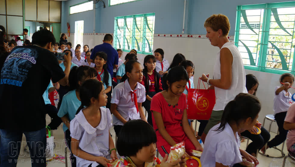 Một vị khách từ phương xa đến với tấm lòng hảo tâm đã cùng đoàn phân phát quà cho các em.