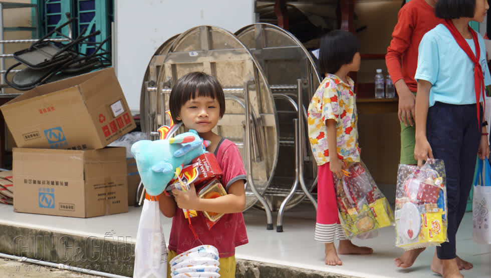 Những món quà trên tay là niềm vui mà các em nhỏ có được trong ngày Trung thu.