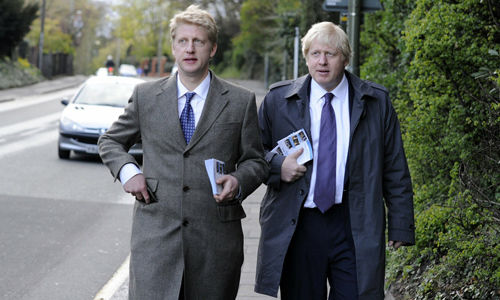   Thủ tướng Anh Boris Johnson (phải) và em trai Jo Johnson. Ảnh: Financial Times.  