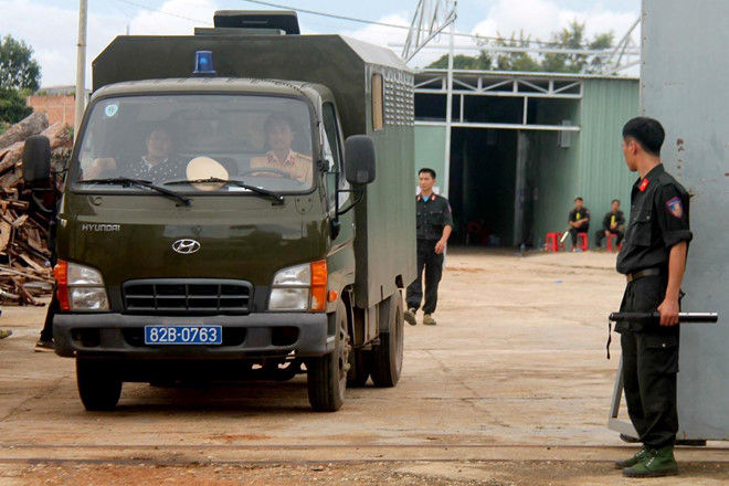 Lực lượng chức năng khám xét xưởng tại tỉnh Kon Tum. (Ảnh: T.N).