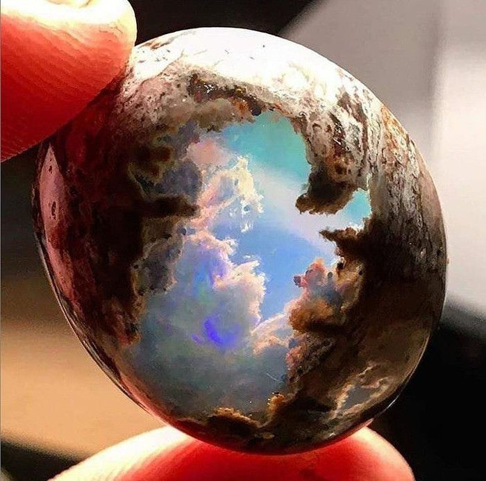 Viên đá có hình thù giống như trái đất. Ảnh: Brightside