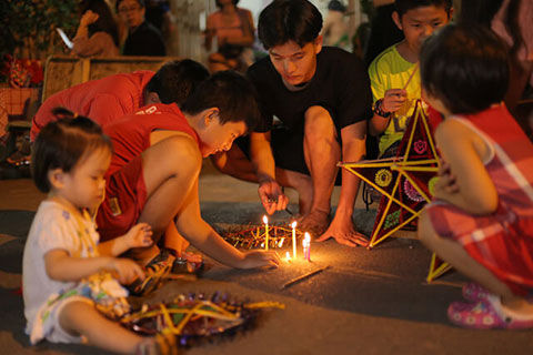 Trung Thu ở Việt Nam là dịp để các em nhỏ tụ họp vui chơi đốt đèn cùng nhau.