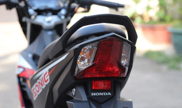 Giá xe máy Honda Sonic 150R tháng 9/2019: Các phiên bản màu Trắng, Đen mâm đỏ tăng giá