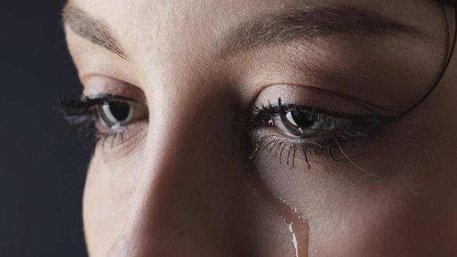 Khi đau khổ, khóc lóc có làm bạn mạnh mẽ hơn không?