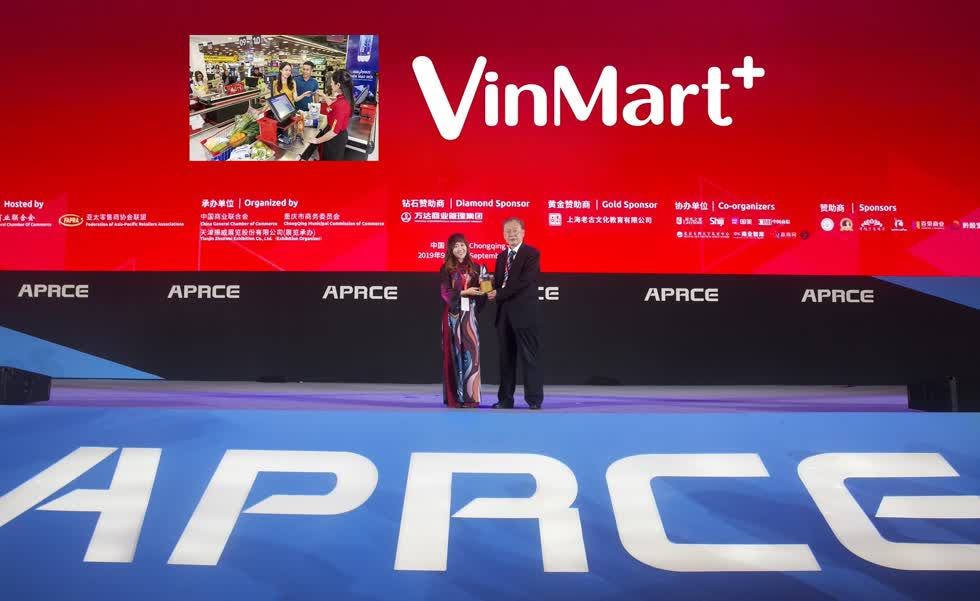 Đại diện  công ty Vincommerce  (VinMart & VinMart ) nhận kỷ niệm chương “ Nhà bán lẻ xanh ” của FAPRA 2019.