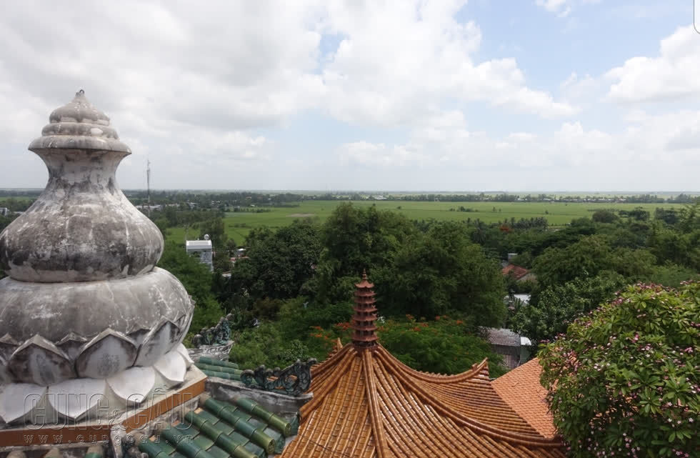 Một góc bình yên nhìn từ chính điện chùa Hang.