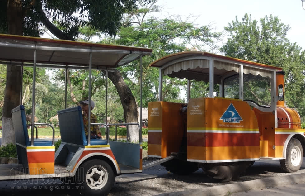 Xe điện trung chuyển chở khách tham quan xung quanh khuôn viên khu du lịch núi Cấm - An Giang.