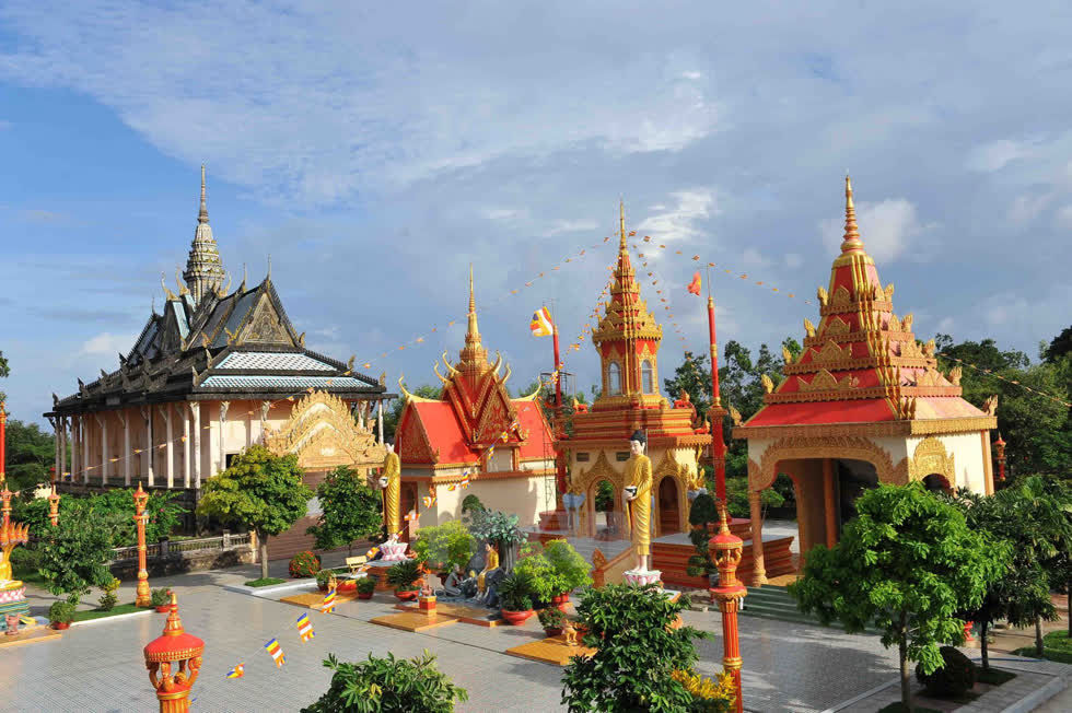   Chùa Xiêm Cán, một ngôi chùa của người Khmer với lối kiến trúc đặc trưng, nằm cách thành phố Bạc Liêu 7km, thuộc xã Hiệp Thành, cách không xa vườn nhãn cổ nổi tiếng. Ngôi chùa Xiêm Cán còn là nơi diễn ra các lễ hội lớn như lễ Ok Om bok, lễ Chol Chnam Thmay, lễ Đôn Ta, không khí chùa thật vui tươi, nhộn nhịp. Với một trong gian thoáng rộng, lối kiến trúc đặc trưng, nơi đây không chỉ là trung tâm văn hóa của người Khme mà còn là địa điểm hấp dẫn du khách trong và ngoài tỉnh tới tham quan, cúng bái.  