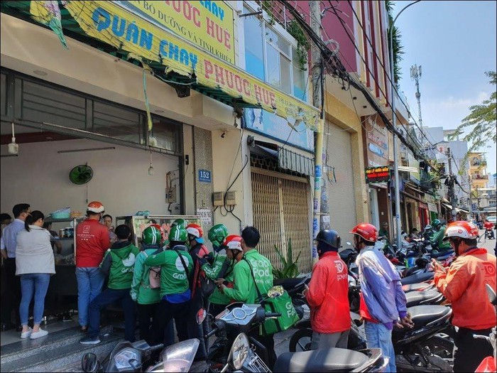   Những ngày Rằm, cánh tài xế công nghệ xếp hàng trước quán ăn chay ở Tân Bình TP.HCM.  