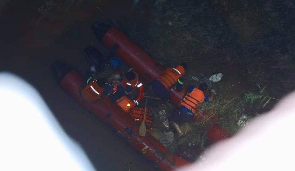 Lực lượng cứu hộ thực hiện công tác tìm kiếm nạn nhân bị húc rơi xuống cầu.