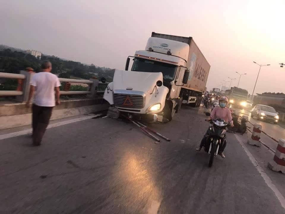 Xe container gây ra tai nạn.