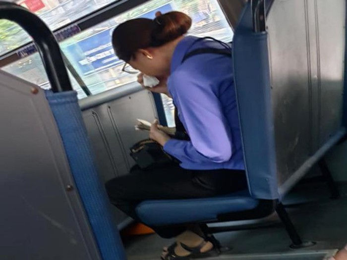 Nhân viên xe buýt bị nghỉ việc vì khách quên mua vé được đi làm lại.