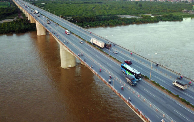 Cầu Thanh Trì là cây cầu lớn nhất trong dự án 6 cây cầu của Hà Nội bắc qua sông Hồng, nối quận Hoàng Mai với quận Long Biên.