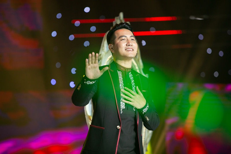 Ca sĩ Nguyễn Phi Hùng trên sân khấu. 