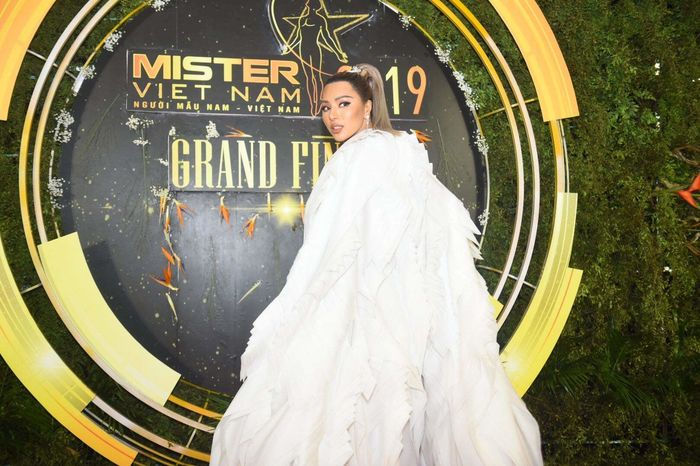 Chung kết Mister Việt Nam 2019: Khả Trang, Kiều Ngân tung hoành chiếm spotlight