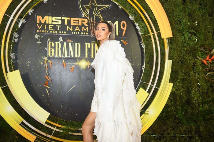 Chung kết Mister Việt Nam 2019: Khả Trang, Kiều Ngân tung hoành chiếm spotlight