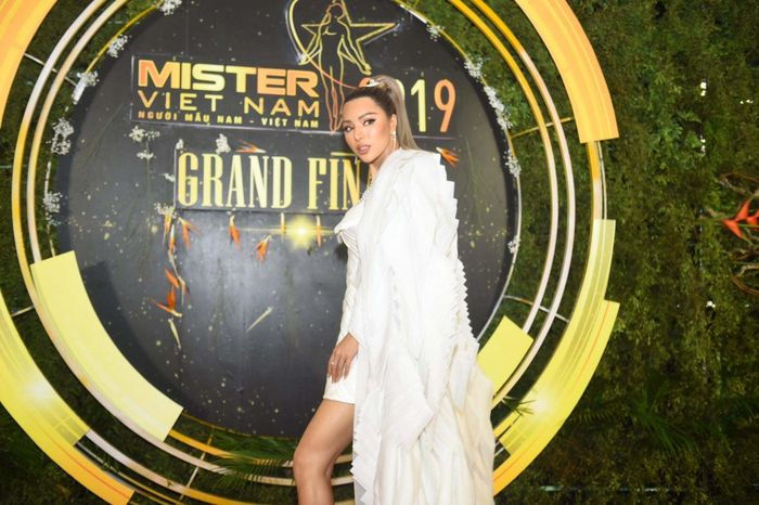 Chung kết Mister Việt Nam 2019: Khả Trang, Kiều Ngân tung hoành chiếm spotlight