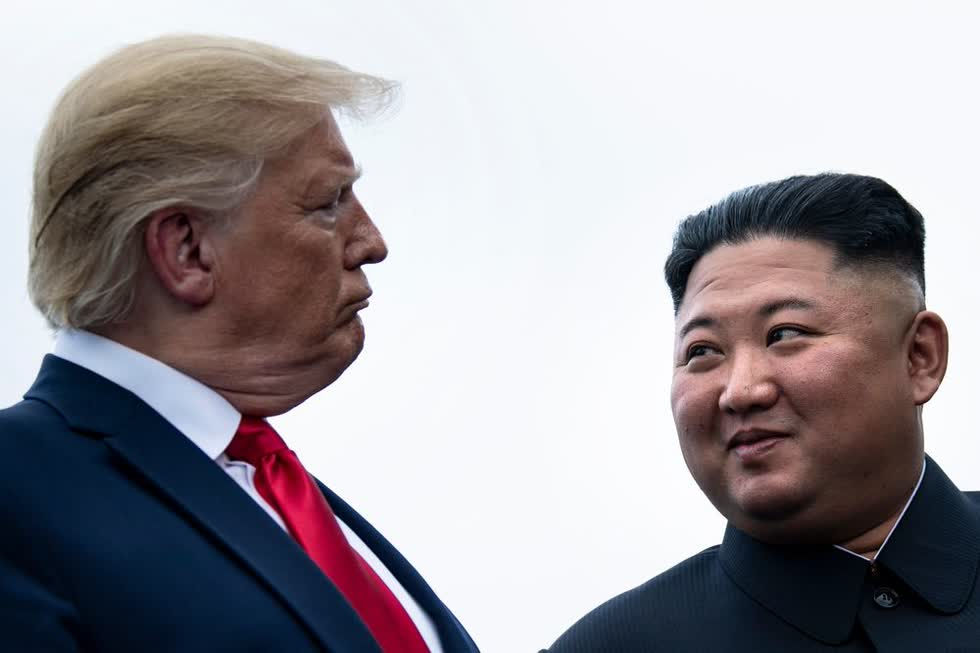 Donald Trump và Kim Jong-un trong Khu phi quân sự vào ngày 30/6. Ảnh: AP.
