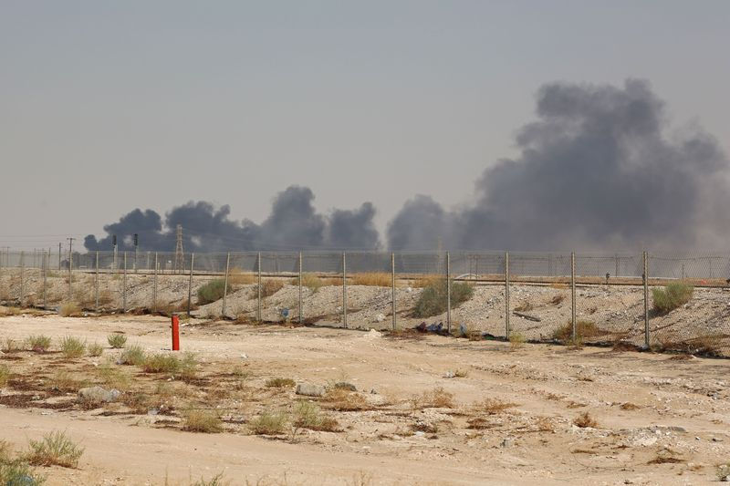   Khói thuốc từ một cơ sở dầu Aramco ở Abqaiq vào ngày 14/9. Ảnh: AFP.  