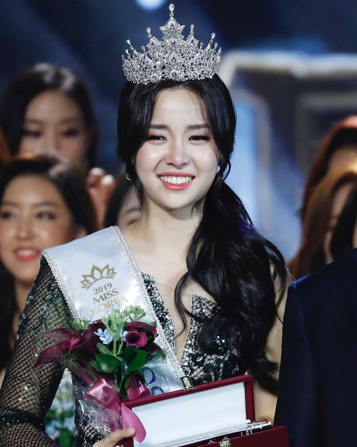 Tân Hoa hậu Hàn Quốc vừa đăng quang đã bị chê bai nhan sắc