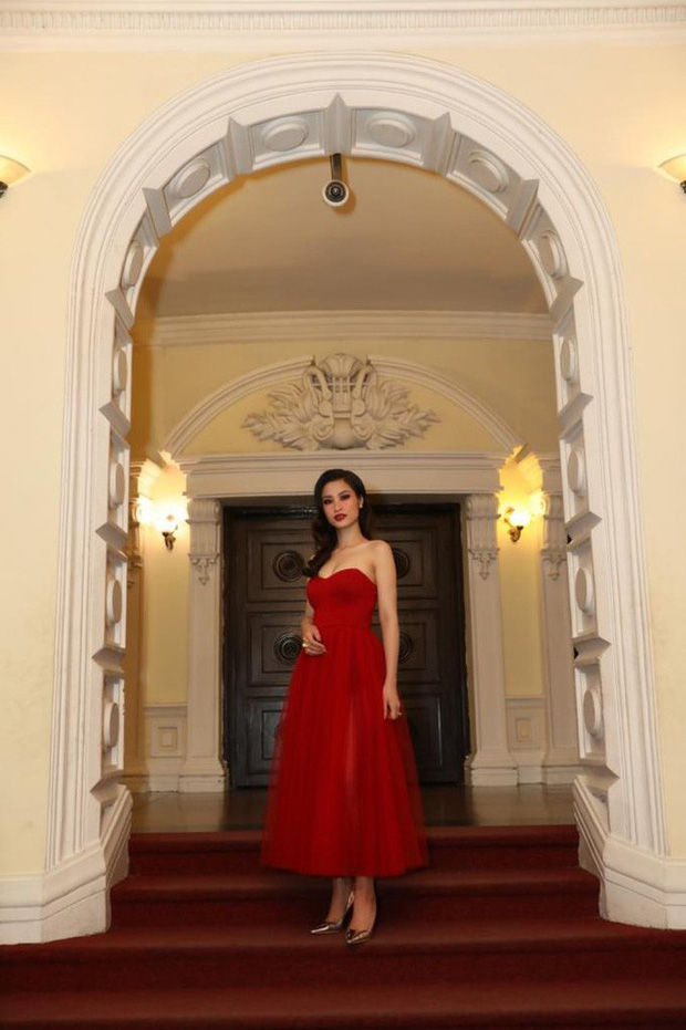 Tại một sự kiện âm nhạc mới đây, Đông Nhi diện mẫu váy quây gợi cảm mang gam màu đỏ nổi bật.