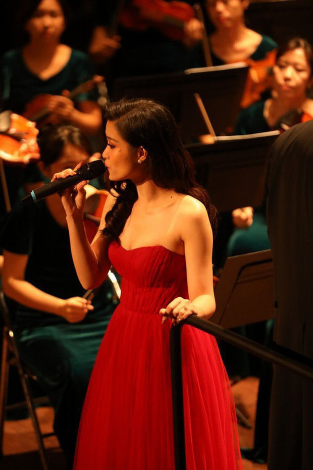 Chiếc váy đỏ cúp ngực, tôn lên làn da trắng cùng vóc dáng chuẩn của nữ ca sĩ Đông Nhi.