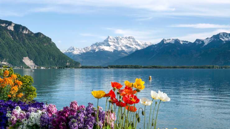   Vị trí thứ 10, bờ hồ Geneva. Ảnh: LightRocket.   Vị trí của Thụy Sĩ trong top 10 đã không thay đổi kể từ năm 2017, đất nước này không chỉ hấp dẫn khách du lịch mà cuộc khảo sát người nước ngoài năm 2019 của HSBC, Thụy Sĩ được mệnh danh là nơi tốt nhất để sống và làm việc. Thành phố Zurich của Thụy Sĩ đứng đầu bảng xếp hạng chất lượng cuộc sống năm 2019 của Deutsche Bank .  