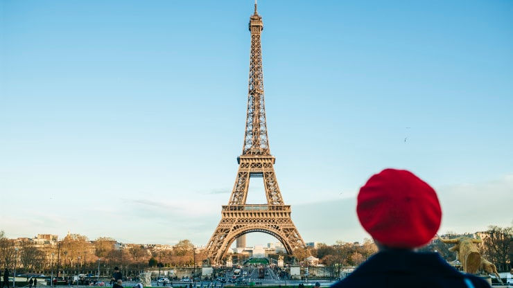   Paris là thành phố được tham quan nhiều thứ hai trên thế giới vào năm 2018, nghiên cứu của Mastercard cho thấy, với hơn 19 triệu khách du lịch đổ về thành phố. Thủ đô của Pháp cũng đứng đầu bảng xếp hạng các điểm đến tốt nhất hàng năm của US News & World Report. Theo dữ liệu từ chính phủ Pháp, gần 90 triệu khách du lịch đã đến Pháp vào năm 2018, đánh dấu một kỷ lục du khách mới cho đất nước này, hy vọng sẽ đón 100 triệu khách du lịch nước ngoài vào năm 2020.  