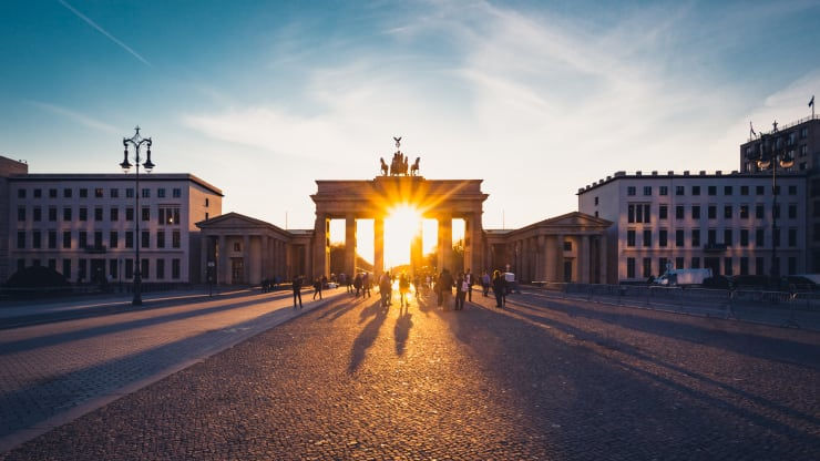   Cổng Brandenburg ở Berlin, Đức. Ảnh: Michael Zwahlen.   Ở vị trí thứ ba, Đức đã nằm trong top ba điểm du lịch hấp dẫn nhất của WEF kể từ năm 2017. Các khuyến nghị hàng đầu của tạp chí du lịch danh tiếng Lonely Planet cho hay, du khách đến đất nước này bao gồm các chuyến đi đến các thành phố Berlin và Munich, cũng như Rừng Đen ở miền Nam nước Đức.  